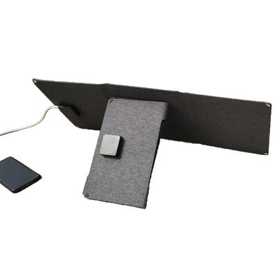 3 Un caricabatterie a corrente di lavoro con funzionalità di ricarica rapida USB DC5521