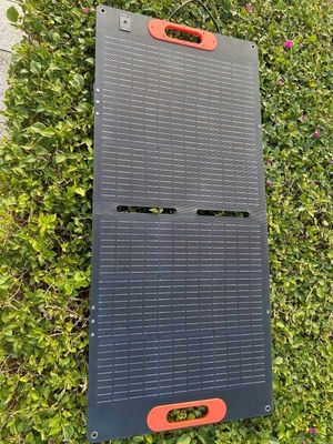 Caricabatterie solare a doppio ripiegamento con superficie impermeabile in ETFE e efficienza del pannello solare fino al 23,5%