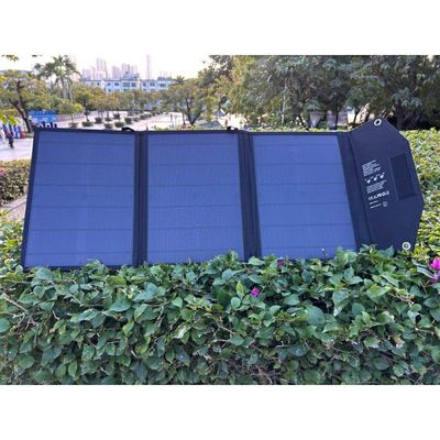 Sacchetto pieghevole solare portatile e leggero con 2 porte USB 2.35 Kgs Dimensioni pieghevoli 39.9 X 35.5 X 3.9 Cm